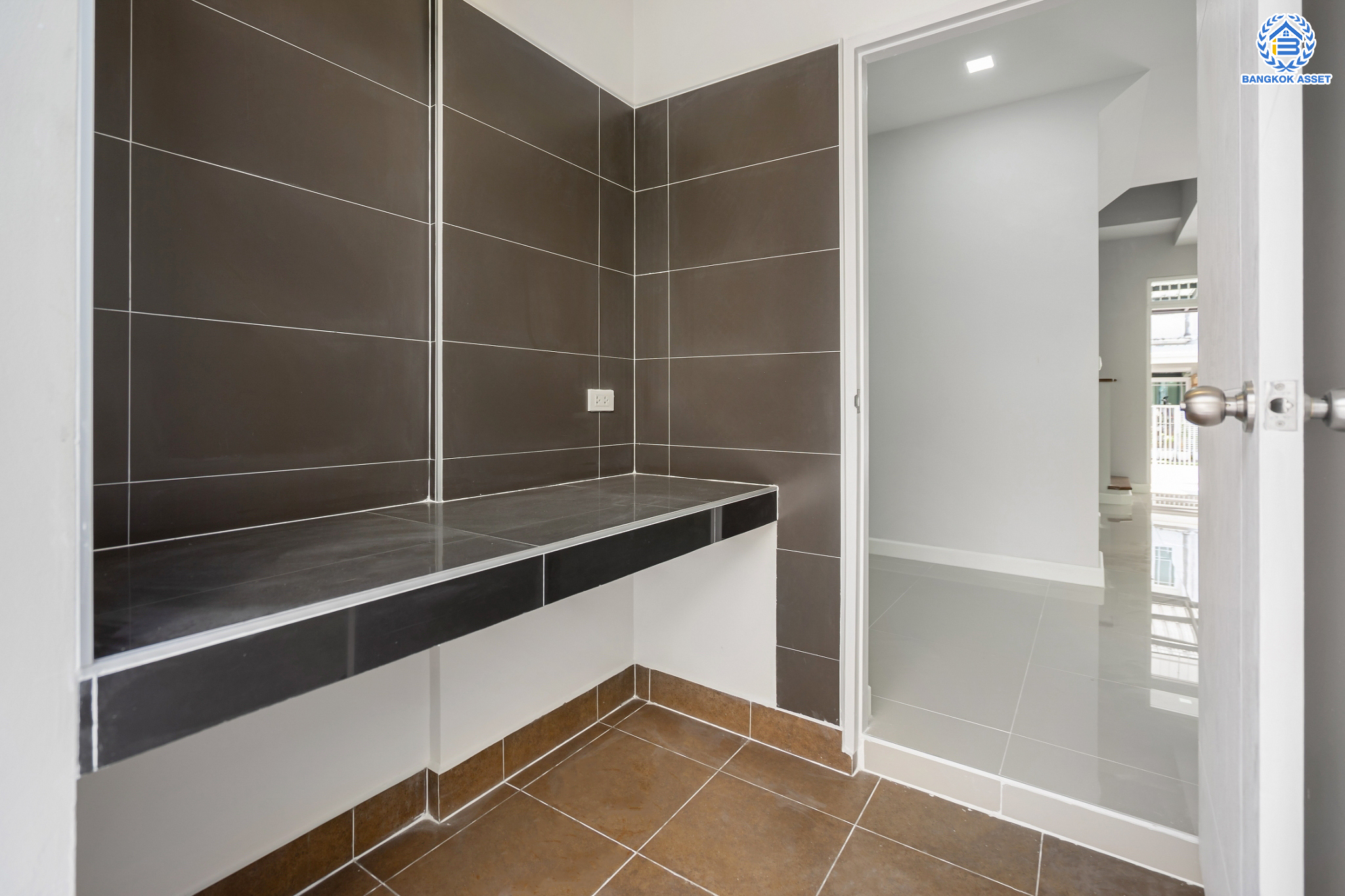 ทาวน์เฮ้าส์มือสอง 3 ชั้น ม.เดอะเทอเรซ ลาดพร้าว71 เนื้อที่ 21.6 ตร.ว. ฟังก์ชัน 3 ห้องนอน 4 ห้องน้ำ (ห้องนอนทุกห้องมีห้องน้ำในตัว) จอดรถได้ 2 คัน บนสุดยอดทำเลใจกลางเมือง! ตอบโจทย์ทุกไลฟ์สไตล์ ใจกลางห้างฯชั้นนำ เชื่อมต่อทั้งถนนเกษตร-นวมินทร์ , ลาดพร้าว , รัชโยธินฯ ใกล้ทางด่วนรามอินทรา เดินทางสะดวกสบาย ด้วยรถไฟฟ้าสายสีน้ำตาล "สถานีโรงเรียนสตรีวิทยา2"